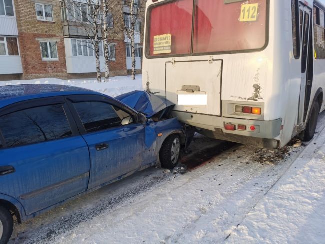 Пьяный водитель Hyundai Elantra врезался в автобус ПАЗ