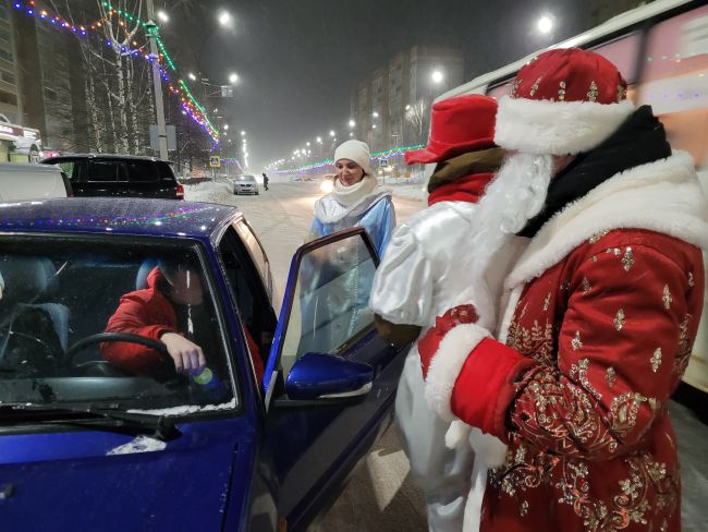 В Ухте автоинспекторы поздравили участников движения со Старым Новым годом