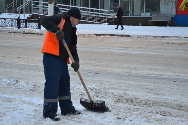 В Ухте сотрудники «Ухтаспецавтодора» чистят от снега тротуары и проезжую часть