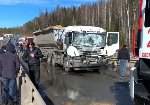 Под Ухтой грузовик Scania протаранил экскаватор