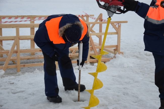 Инспекторы МЧС замерили толщину льда перед Крещением